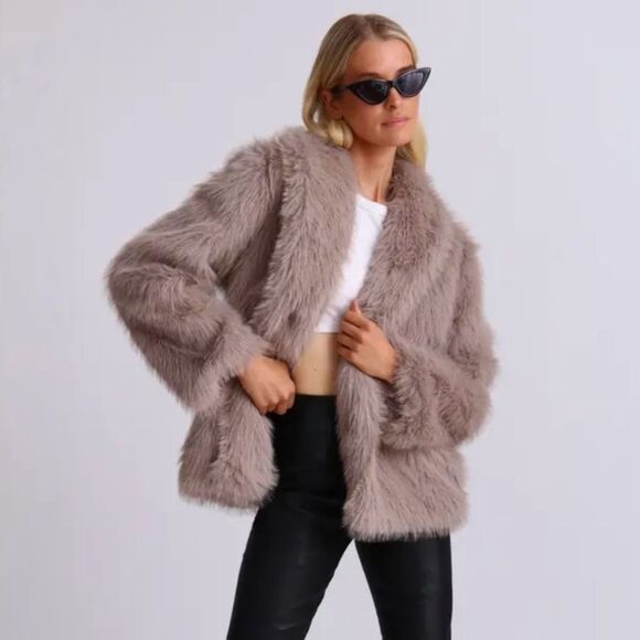 NWT AVEC LES FILLES
Faux Fur Jacket in Oyster - Picture 1 of 17